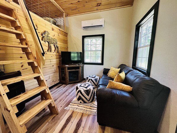 Smart TV - Cozy 2 bedroom cabin nestled in the pines (Houston)