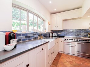 Dishwasher, highchair, kitchen islands - 4 bedroom accommodation in Boldre, near Lymington (Boldre, near Lymington)