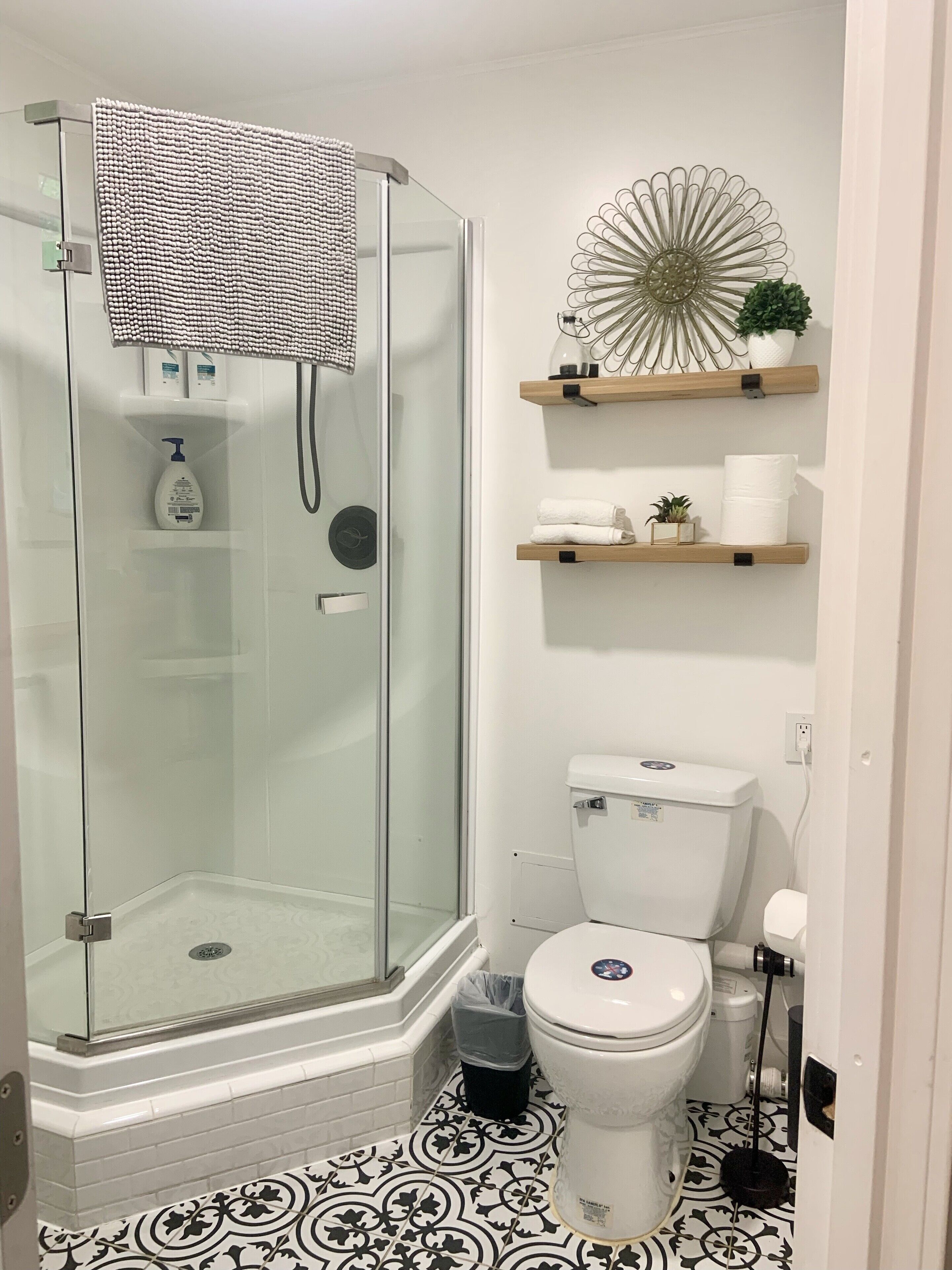 Dusche, Handtücher, Seife, Toilettenpapier