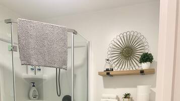 Dusche, Handtücher, Seife, Toilettenpapier