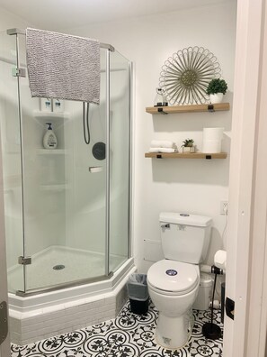 Dusche, Handtücher, Seife, Toilettenpapier