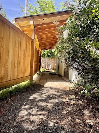 Property grounds. Private guest house-minutes away from Portland, Nike and many more!