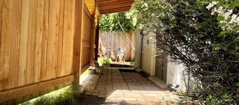 Private guest house-minutes away from Portland, Nike and many more!