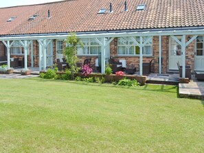 Outdoor dining - Lavender Cottage - E1495 (Scalby, near Scarborough)