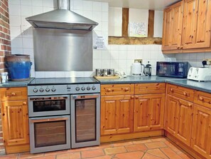 Dishwasher, high chair - 6 bedroom accommodation in Creeting St Peter, near Stowmarket (Creeting St Peter, near Stowmarket)