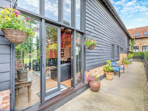 6 bedroom accommodation in Creeting St Peter, near Stowmarket