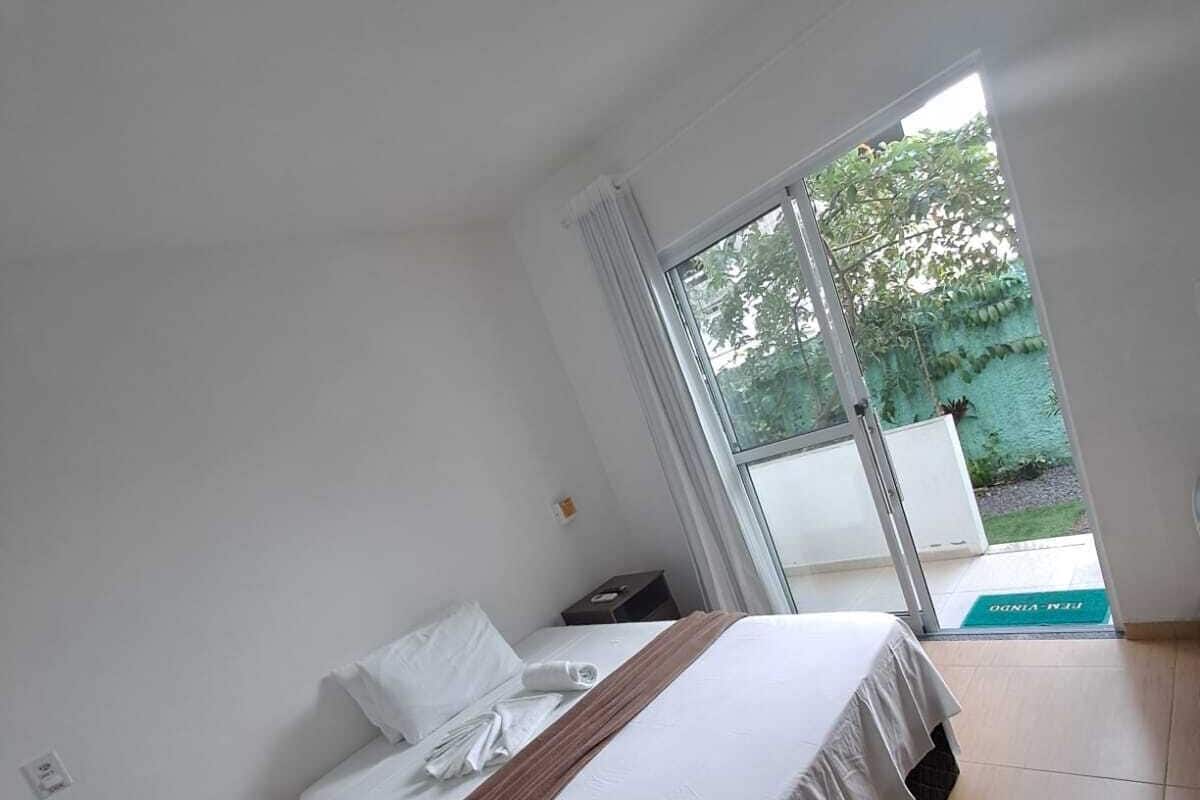 Ein Schlafzimmer mit einem Bett, einem Schreibtisch und einem Fenster.