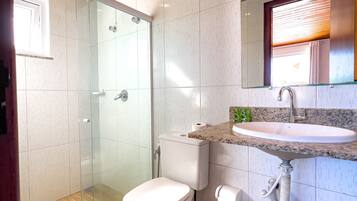 Quarto | Banheiro | Chuveiro, secador de cabelo (mediante solicitação), toalhas de banho