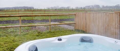 Banyera d'hidromassatge a l'aire lliure