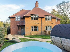 Outdoor spa tub - Meadowsweet Cottage-UKC2458 (Swardeston, near Mulbarton)