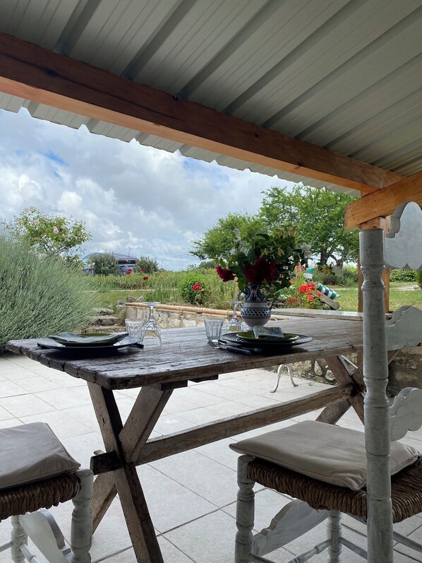 Outdoor dining - Magnificent gites with swimming pool, sauna and massages, calm and well-being. (Barguelonne-en-Quercy)