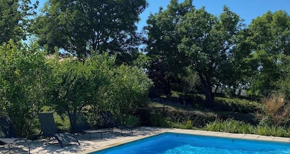 Magnifiques gites avec piscine, sauna et massages, calme et bien-ĂȘtre.