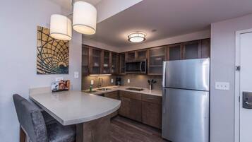 Fridge, microwave, stovetop, dishwasher