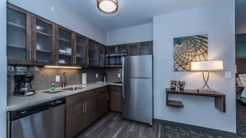 Fridge, microwave, stovetop, dishwasher