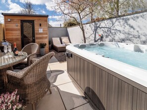 Outdoor dining - The Helmsley Retreat (Helmsley, near York)