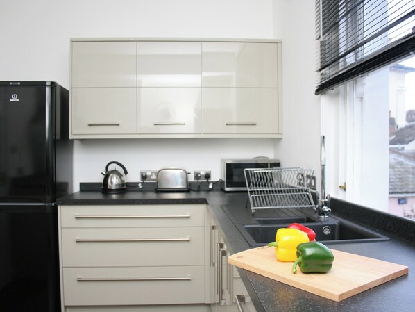 Dishwasher, cookware/dishes/utensils, freezer