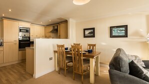 Dining - 2 bedroom accommodation in Dawlish (Dawlish)