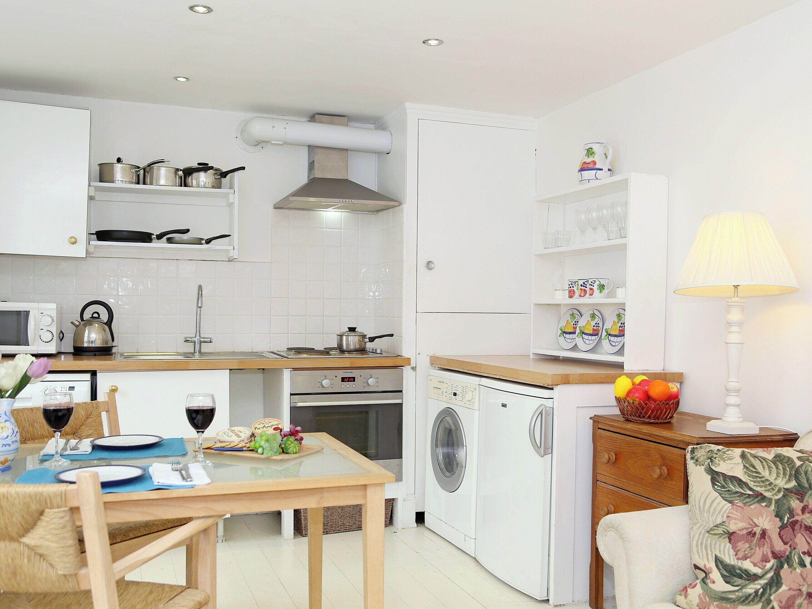 Micro-ondes, lave-vaisselle, tables à manger