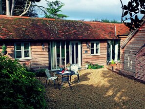Outdoor dining - Stylish barn conversion in the heart of Dorset. (Frampton)