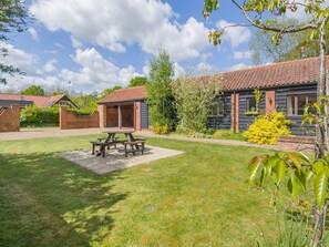 Outdoor dining - 3 bedroom accommodation in Neatishead, near Norwich (Neatishead, near Norwich)
