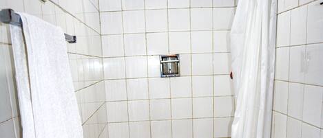 Un baño con inodoro, lavabo y ducha.