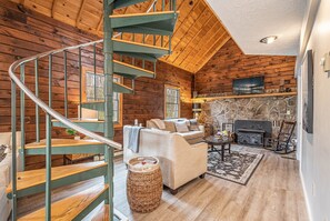 Casa, varias camas, patio | Sala de estar | Televisión y chimenea 
