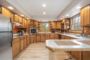 Casa, varias camas, patio | Cocina privada | Refrigerador, microondas, horno y parrilla de estufa 