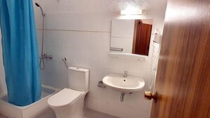 A bathroom with a shower, toilet, and sink. - Hotel Pashos (Kriopigi)