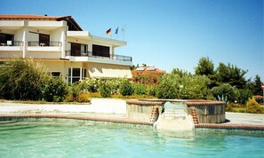 Front of property - Hotel Pashos (Kriopigi)