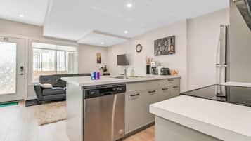 Geladeira, micro-ondas, fogão, cooktop