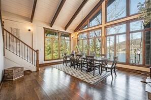 獨棟房屋, 多張床, 熱水浴缸 | 用餐區