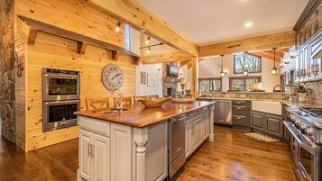 House, Multiple Beds, Hot Tub | Private kitchen | Fridge, microwave, oven, stovetop