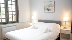 3 bedrooms, desk, iron/ironing board, Internet