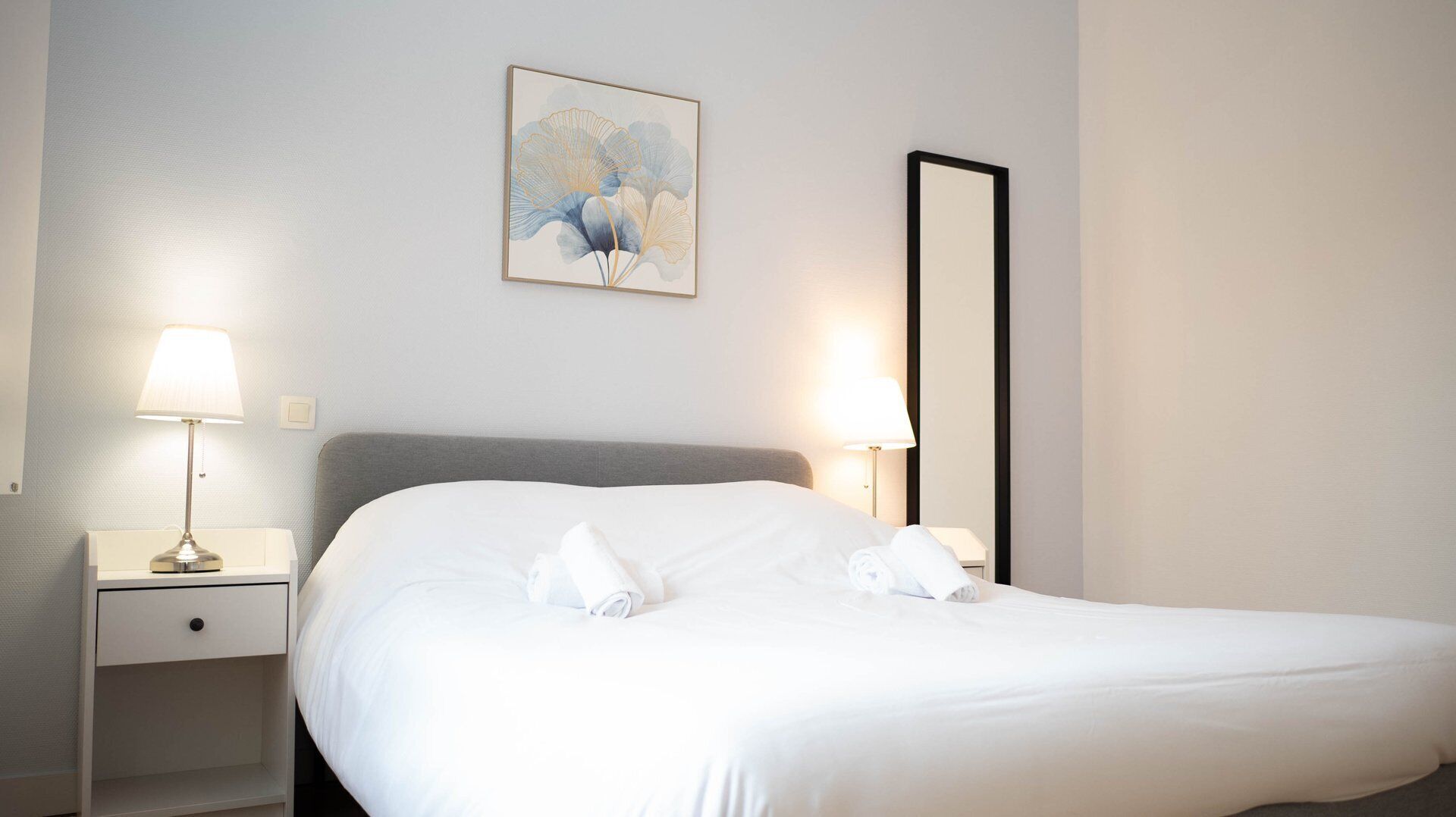 3 habitaciones, escritorio, tabla de planchar con plancha y internet 