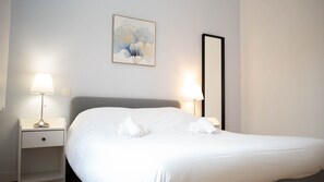 3 slaapkamers, een bureau, een strijkplank/strijkijzer, internet