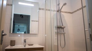 Chuveiro, secador de cabelo, toalhas de banho 