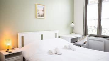 3 habitaciones, escritorio, tabla de planchar con plancha y internet