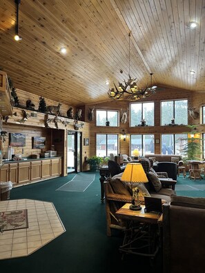Lobby sitting area - Boulder Bear Motor Lodge (Boulder Junction)