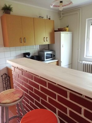 Kylskåp, ugn, spishäll och kaffe- och tebryggare