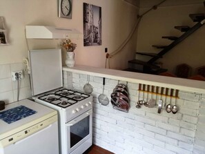 Fridge, oven, stovetop, coffee/tea maker