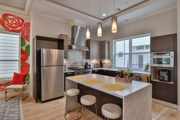 Fridge, microwave, oven, stovetop - Artsy, Unique, Cozy ★ Rooftop Terrace ★ Pool Table (Houston)