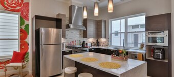 Artsy, Unique, Cozy ★ Rooftop Terrace ★ Pool Table