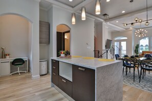 Interior - Artsy, Unique, Cozy ★ Rooftop Terrace ★ Pool Table (Houston)