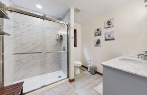 Shower, towels - Cozy Home with Theater Room and Hot Tub (East Stroudsburg)