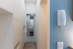 تجهيزات دش، مجففات شعر، مناشف، صابون