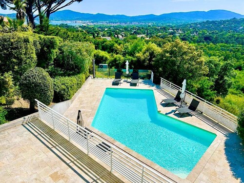 Villa for 6 people with pool and panoramic views of the hills of Grimaud and a glimpse of the...