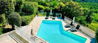 Villa for 6 people with pool and panoramic views of the hills of Grimaud and a glimpse of the...