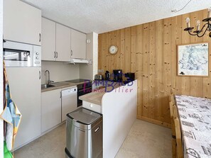 Een koelkast, een microgolfoven, een oven, een vaatwasser