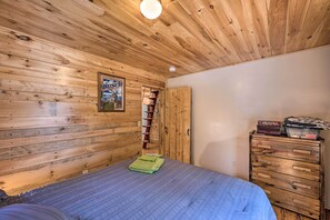 2 bedrooms, desk, internet, bed sheets