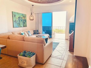 Televisión y chimenea